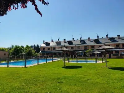 Chalet Adosado en Fuenlabrada con Piscina y Garaje Doble