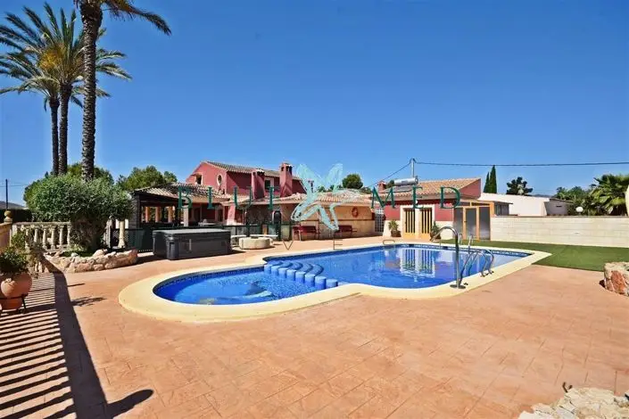 Villa de Lujo en Venta 5 Dormitorios Piscina Jacuzzi
