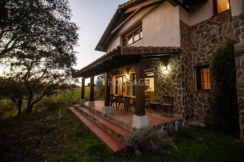 Finca en venta en M	rid: 3 hect	reas, casa, naves y aperos