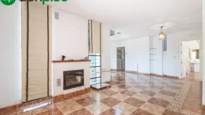 Casa en Venta en Albolote con Jardin y Piscina
