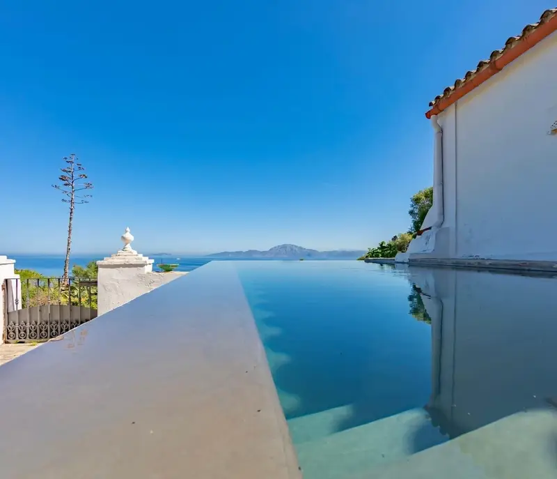 Finca Rural en Tarifa con 4 Casas y 2 Piscinas