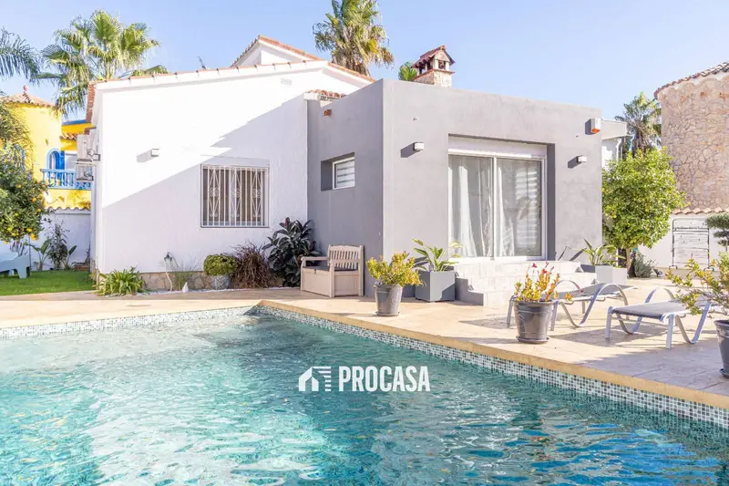 Chalet en Venta Empuriabrava 3 Dormitorios Piscina Privada