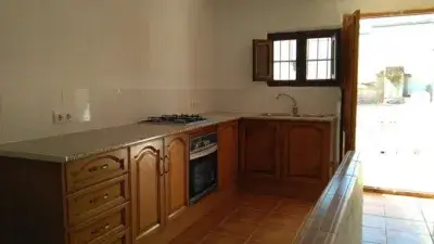 Dúplex Reformado en Ugíjar con Terraza Cerca de la Playa