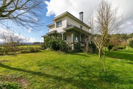 Casa Moderna en Silleda con Vistas Impresionantes y Terreno