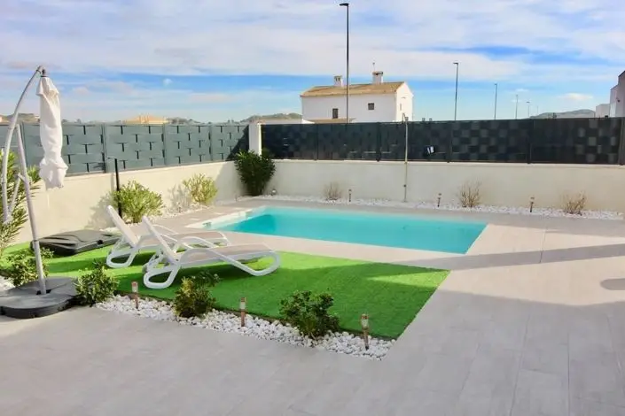 Villa 3 Dormitorios Pinoso Piscina Solar