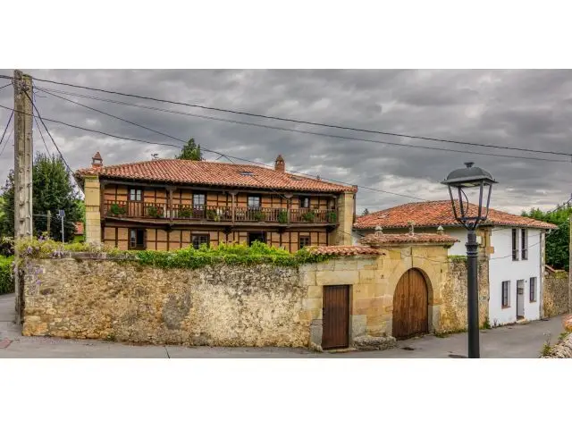 Casona Montañesa en Reocín con dos Casas y Piscina