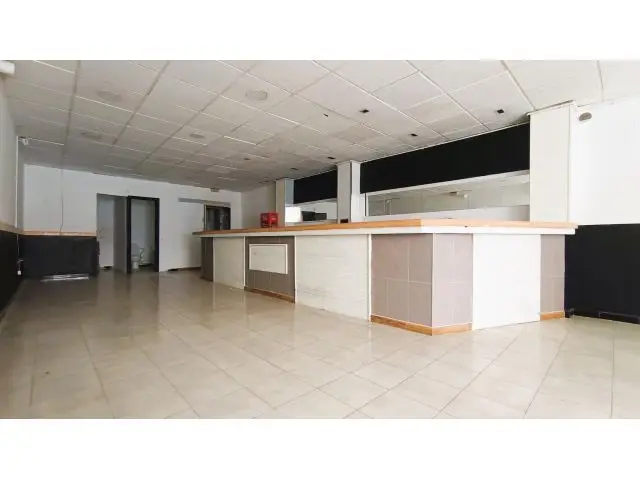 Se Alquila Local Comercial  Diafano En Zona Escorxador