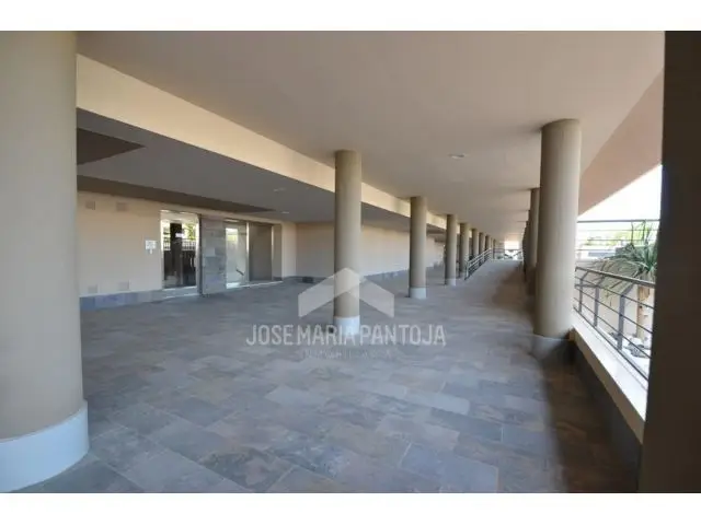 Amplio Piso en Residencial Tres Olivos Fase II con Terraza y Garaje