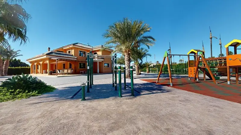 Chalet en Elche con Piscina y Gran Terreno 530m2