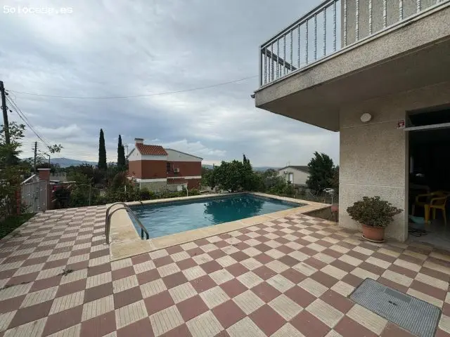 Casa con Piscina para 1 o 2 Familias Cerca AP-7