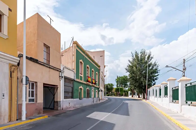 Casa independiente en Gador con dos locales comerciales