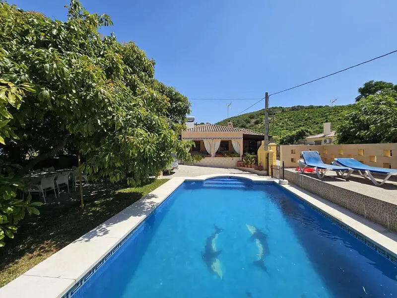 Casa de Campo con Piscina y Terreno Frutal en Venta
