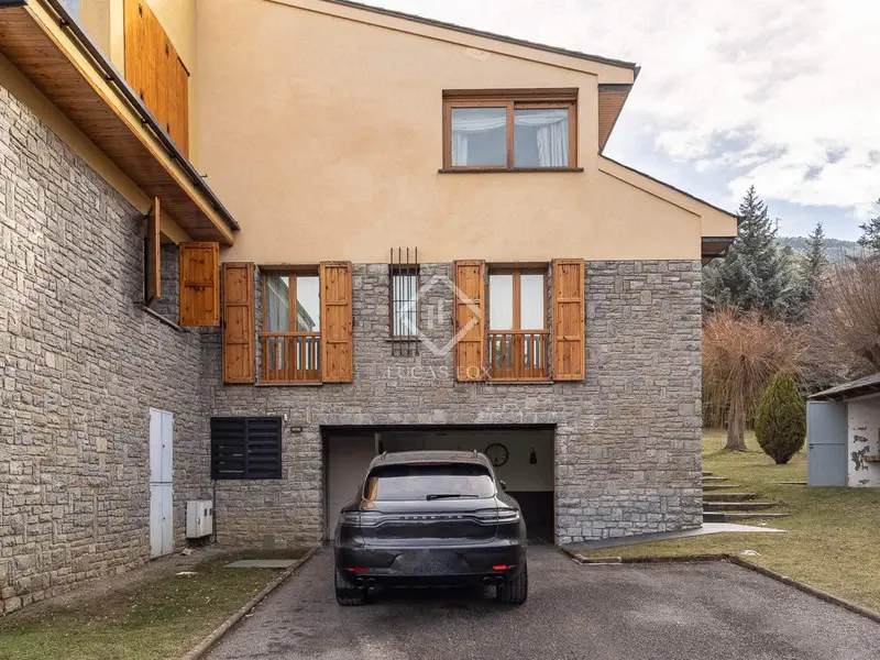 Chalet en Alp Girona Reformado con Jardin y Posibilidad de Terreno Anexo