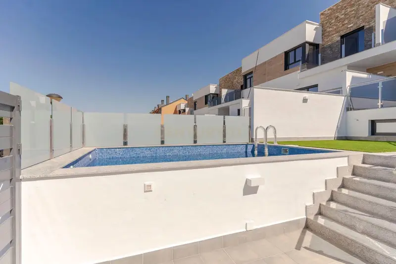 Chalet en Venta Serrallo Granada 4 Dormitorios Piscina Garaje