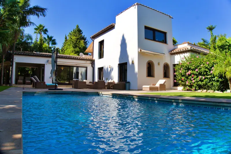 Casa-Villa de 5 Dormitorios en venta Aloha, España