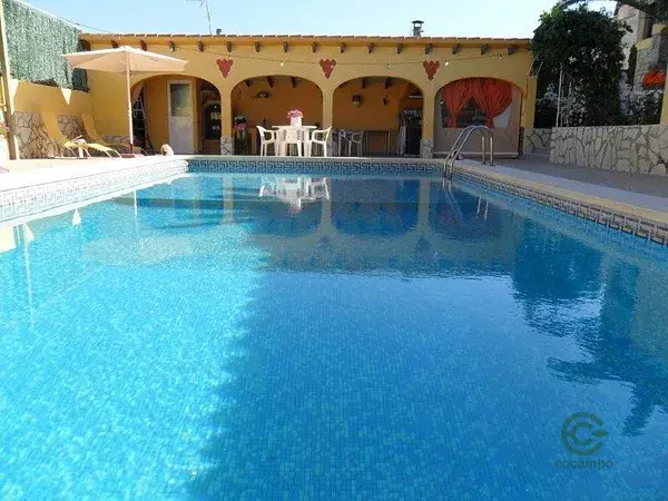 Villa en La Nucia con 5 Dormitorios Piscina Privada y Vistas al Mar