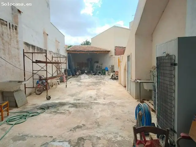 Casa con Almacén y Patio en Novelda
