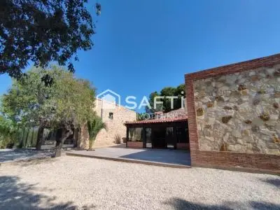 Finca de Piedra con Apartamento y Casa de Invitados Cerca de Amposta
