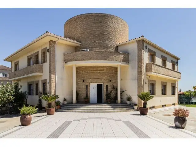 Chalet de Lujo en Las Vaguadas 636m2  1462m2 Parcela Piscina Jardin Bodega