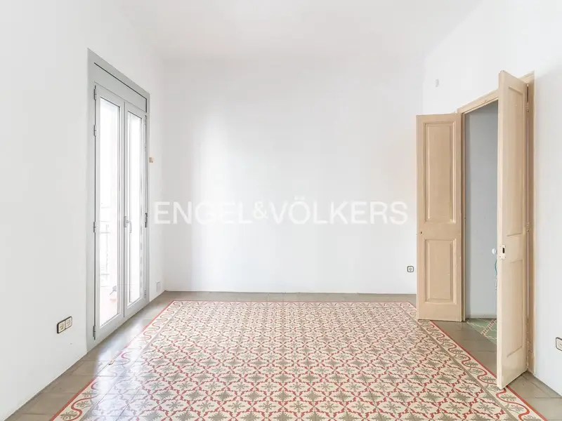 Casa en venta en Mataró centro con local comercial y opción a 3 plantas