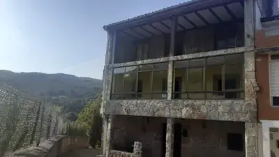 Casa Adosada en Riva de Ruesga con Vistas a la Montaña