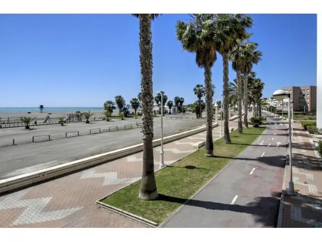 Piso en Playa Granada Motril con Terraza y 2 Garajes