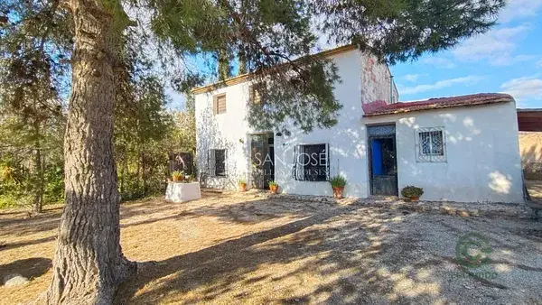 Chalet de Lujo en Monforte del Cid con Piscina y Terrenos
