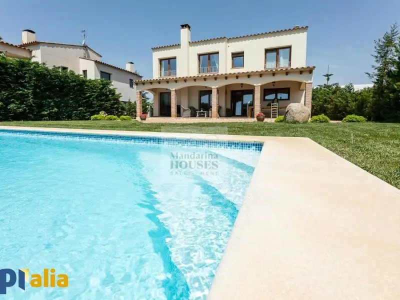 Chalet en venta Costa Brava cerca de la playa con piscina