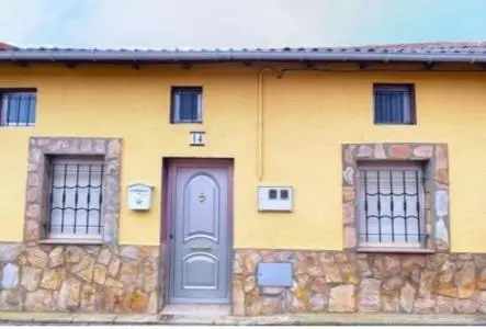 Casa familiar con patio y merendero en Laguna de Negrillos