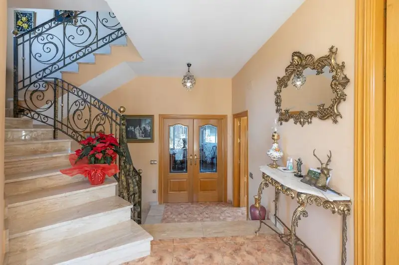 Chalet en Venta en Otura con Piscina y Apartamento
