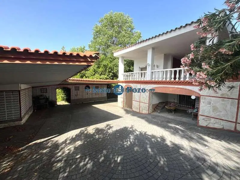 Chalet en Venta Almendralejo Piscina 4 Habitaciones 2000m2