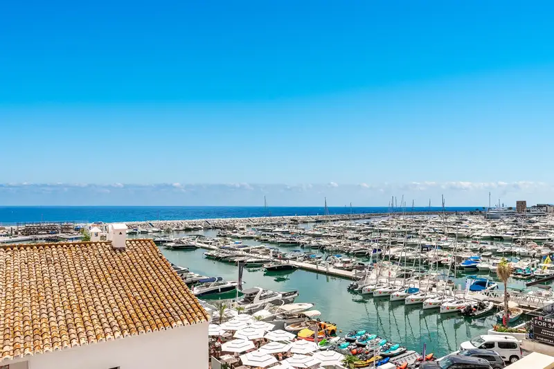 Apartamento Lujoso en Puerto Banus con Vistas al Mar