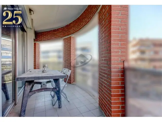 Amplio Piso con Balcon y Piscina en Finca Seminueva