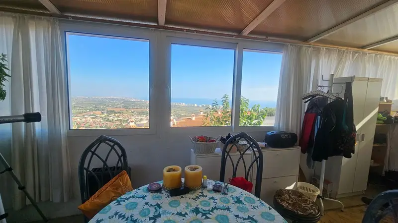 Chalet en Peñíscola con 3 Apartamentos, Piscina y Vistas al Mar