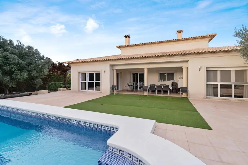 Chalet en Calpe con Piscina Privada y Jardin para Familias