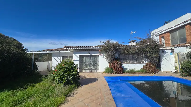 Villa en Palmones con Chimenea y Piscina - 5 Habitaciones