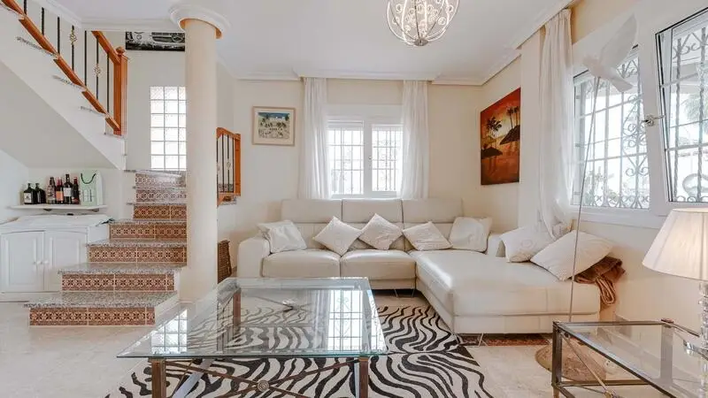 Villa 3 Dormitorios Villamartin Alicante Cerca Playa Golf