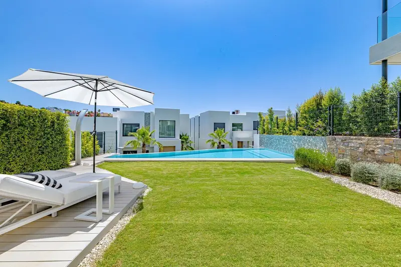 Villa de Lujo en Marbella: 5 Dormitorios, Piscina Privada y Gimnasio