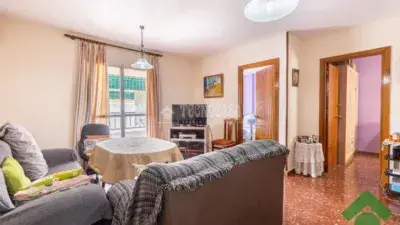 Piso en Venta en Loja: 4 Dormitorios, Balcón y Vistas