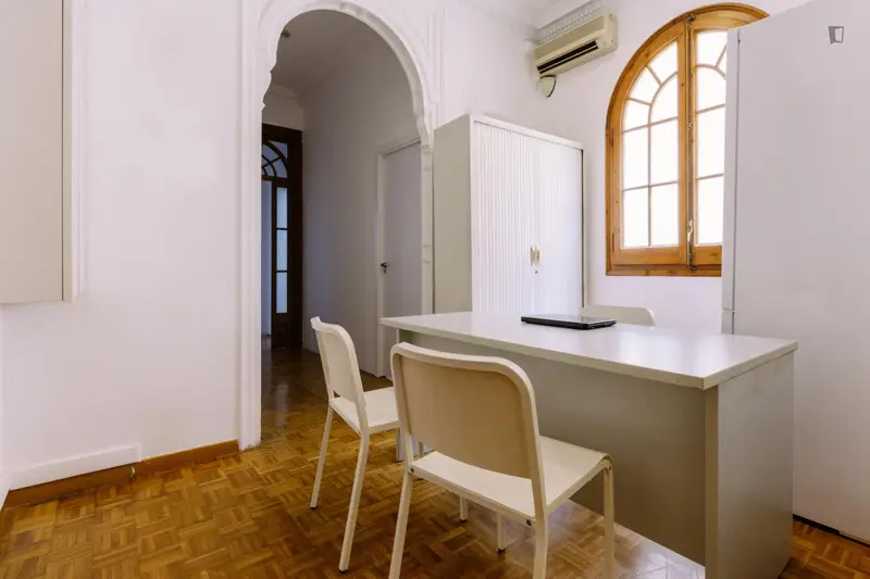 Habitacion Doble con Balc3n en Piso Compartido Eixample Barcelona