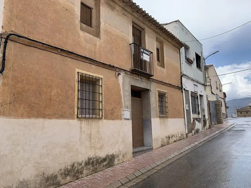 Casa Adosada 400m2 con Patio y Garaje en Caudete