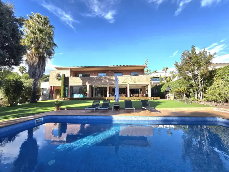 Casa Lujosa en Venta en Teia con Jardin Piscina y 7 Habitaciones