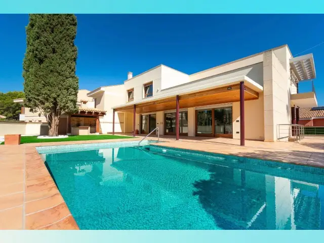 Casa-Villa de 4 Dormitorios en venta Alfaz del Pi, España