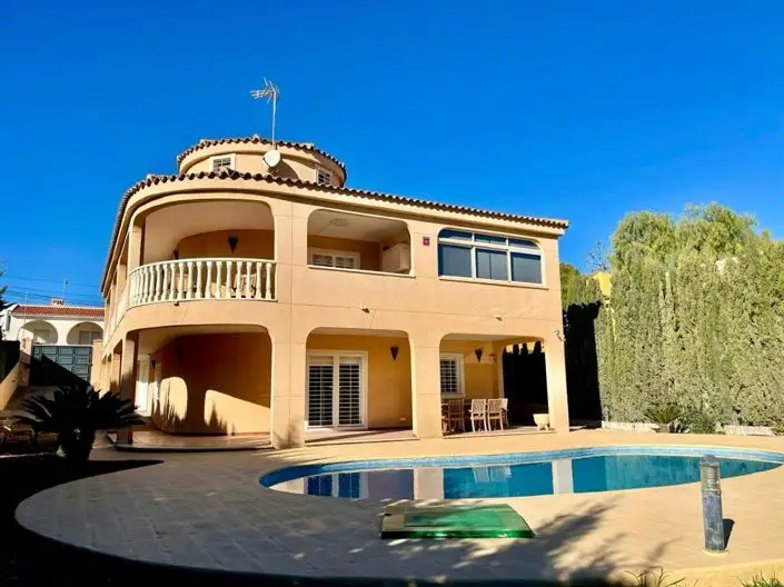 Villa 4 Dormitorios en Venta