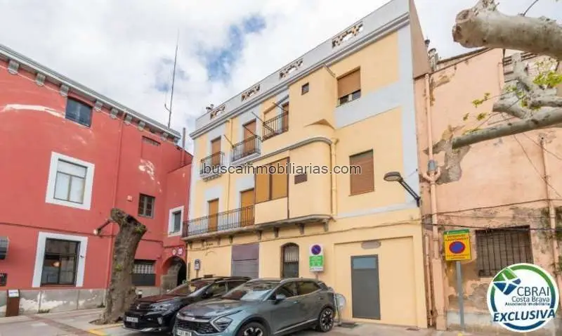 Edificio en Venta en La Jonquera Centro - 2 Pisos y Local Comercial