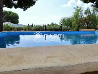 Chalet con 5 dormitorios piscina y boxes para caballos cerca de Villena