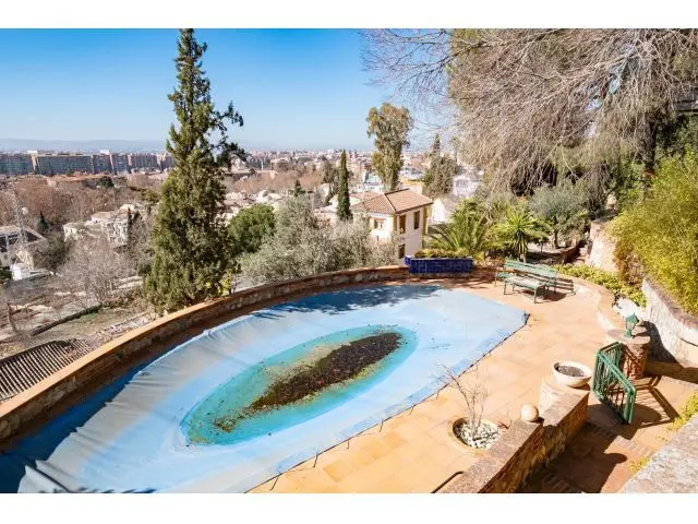 Chalet en Granada con Vistas Panorámicas y Jardín