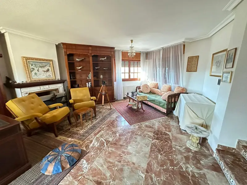 Casa en Mutxamel con Piscina y Terraza - 485m²