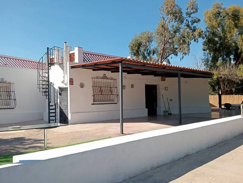 Chalet Rustico en Mutxamel con Jardin y Terraza