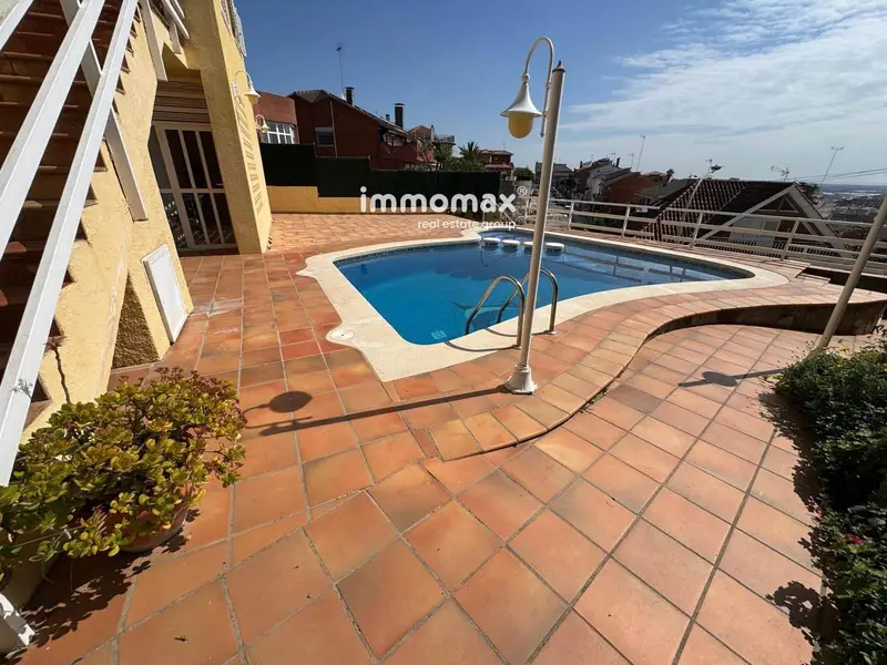 Chalet en Viladecans con Vistas al Mar y Piscina